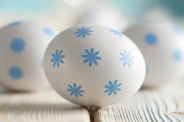Huevo de Pascua sobre mesa de madera —  Fotos de Stock