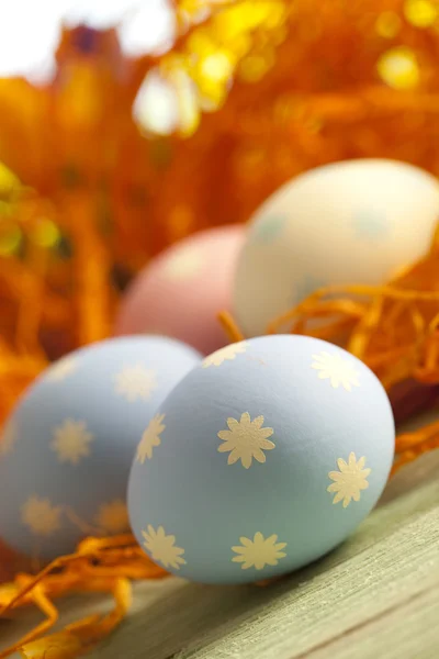 Uovo di Pasqua sul tavolo di legno — Foto Stock