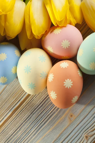 Fiori colorati e uova di Pasqua — Foto Stock