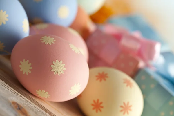 Huevos de Pascua de colores y cajas de regalo en colores pastel —  Fotos de Stock