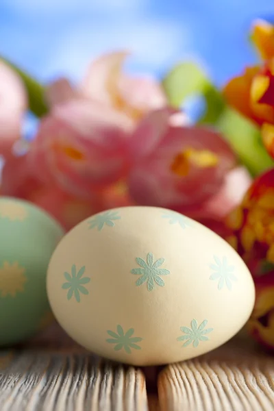 Ovos de Páscoa e flores coloridas — Fotografia de Stock