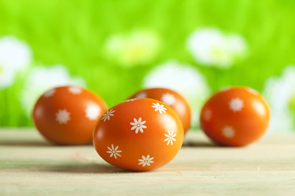 Orange påskägg med vitt mönster på natur bakgrund — Stockfoto