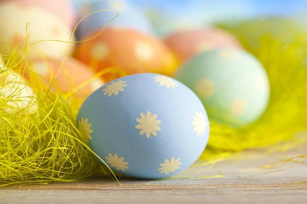 Ostereier in Pastellfarben auf grünem und blauem Hintergrund — Stockfoto