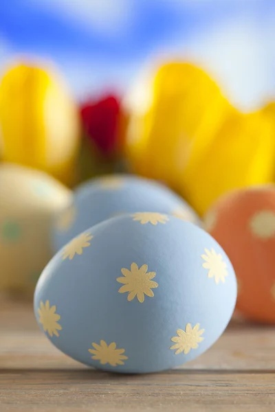 Huevos de Pascua pintados y flores de primavera coloridas en el fondo del cielo —  Fotos de Stock