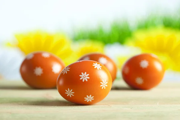 Orange uova di Pasqua su sfondo naturale — Foto Stock