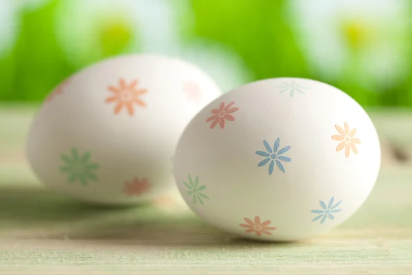 Huevos blancos de Pascua sobre fondo natural —  Fotos de Stock