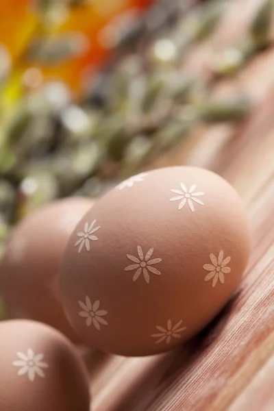 Uova di Pasqua e rami di salice figa — Foto Stock