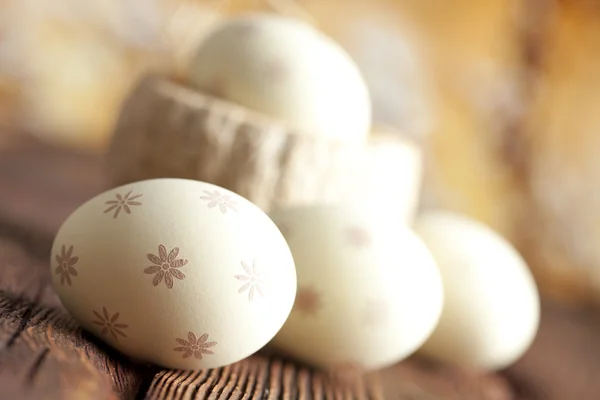 Uova di Pasqua bianche sul tavolo di legno — Foto Stock