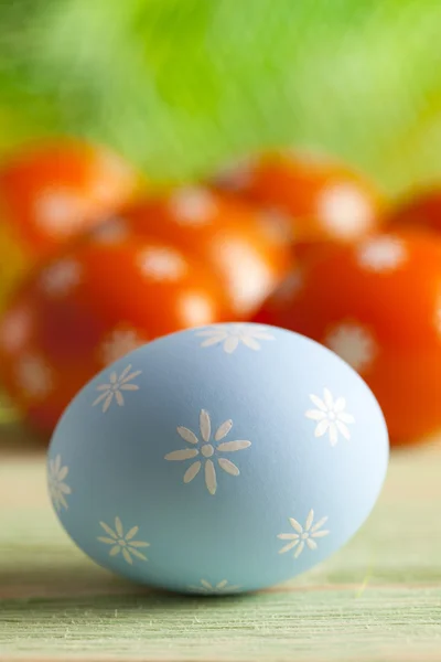 Huevos azules de Pascua sobre fondo natural —  Fotos de Stock