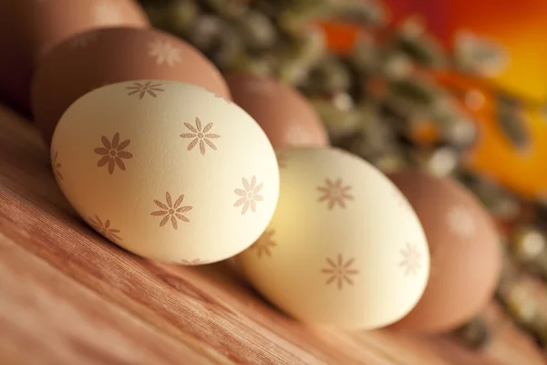 Uova di Pasqua sul tavolo di legno — Foto Stock