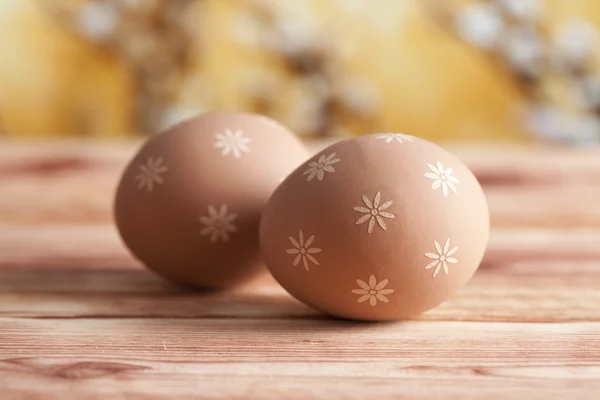 Uova di Pasqua marroni sul tavolo di legno — Foto Stock