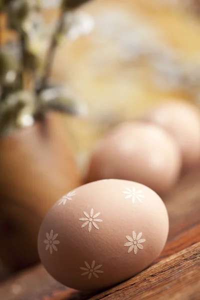 Uova di Pasqua marroni sul tavolo di legno — Foto Stock