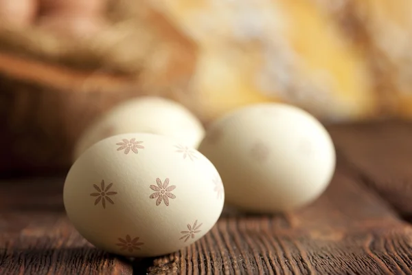 Uova di Pasqua bianche sul tavolo di legno — Foto Stock