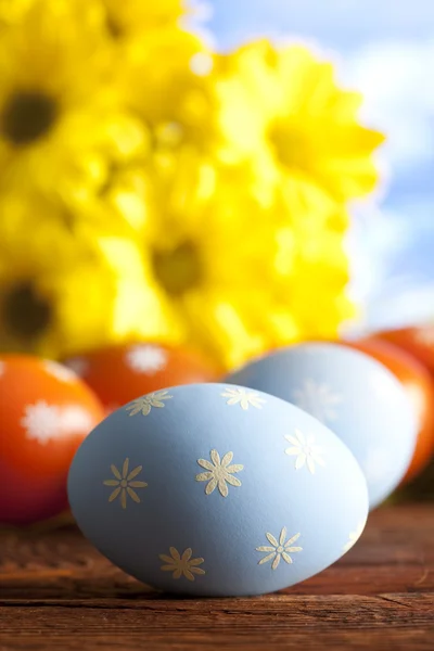 Huevos de Pascua azules y naranjas sobre fondo natural — Foto de Stock