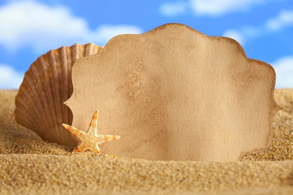 Lege kaart en schelpen op het strand — Stockfoto