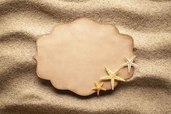 Kağıt etiket ve sahilde deniz yıldızı — Stok fotoğraf