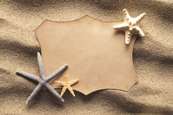 Leere Papierkarte und Seesterne am Strand — Stockfoto