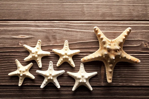 Starfishes na mesa de madeira — Fotografia de Stock