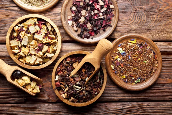 Varios tipos de té en la mesa de madera —  Fotos de Stock