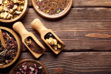 Çay çeşitli kurutulmuş yaprakları ahşap tablo