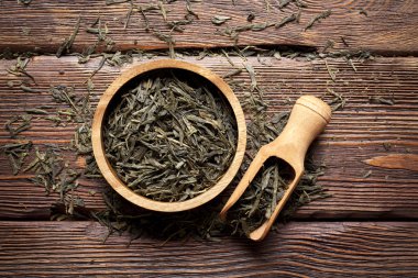 çay yaprakları ahşap arka plan üzerinde kurutulmuş
