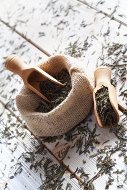 Çay yaprakları ahşap masa üzerinde kurutulmuş