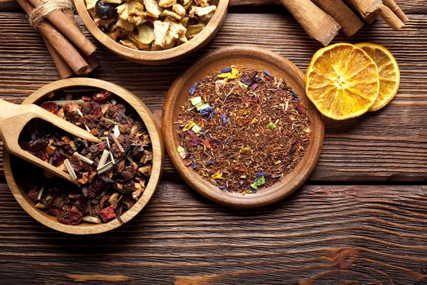 Varias hojas de té y especias sobre fondo de madera —  Fotos de Stock