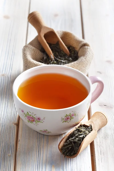 Taza de té y hojas de té secas — Foto de Stock