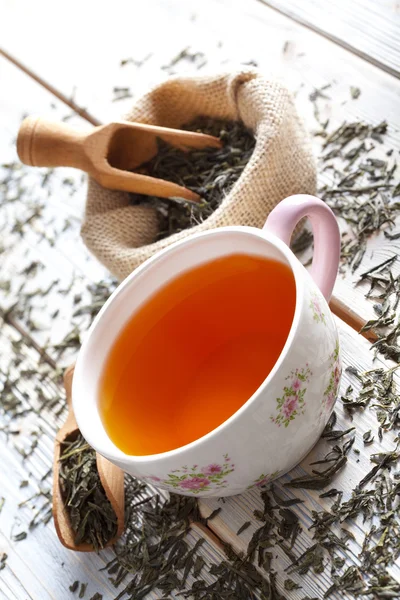 Cup of tea and dried tea leaves — Stock Photo, Image