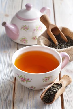 Fincan çay, çaydanlık ve kuru çay yaprakları