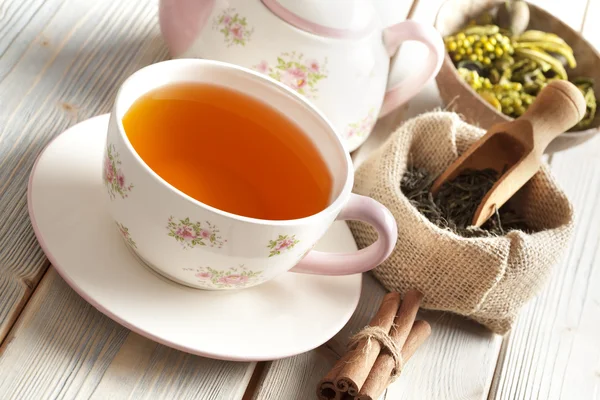 Cup of tea, tea leaves and teapot — Stock Photo, Image