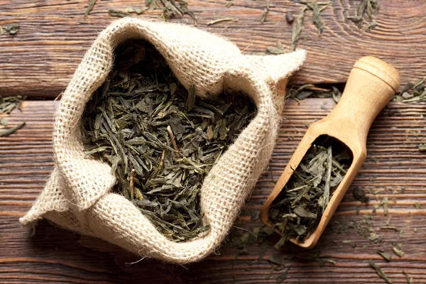 Jüt torba çay yaprakları ahşap plakalar üzerinde kurutulmuş