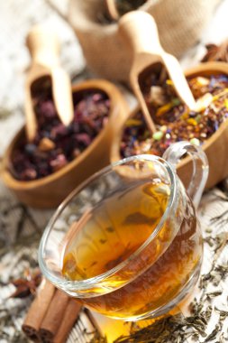 Fincan çay ve çeşitli çay yaprakları karışımı 