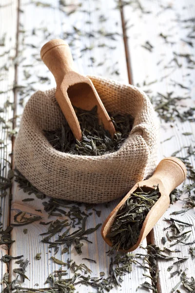 木製のテーブルにお茶の葉を乾燥 — ストック写真