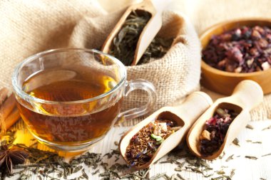 Fincan çay ve çeşitli çay yaprakları karışımı 