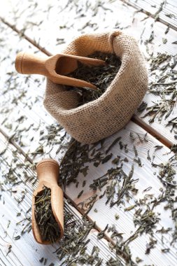 Çay yaprakları ahşap masa üzerinde kurutulmuş