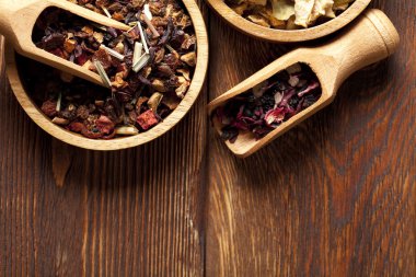 çay yaprakları ahşap arka plan üzerinde kurutulmuş
