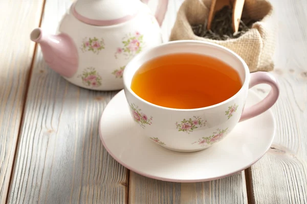 Tahta masada çay ve çaydanlık.