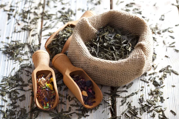 Çay yaprakları ahşap masa üzerinde kurutulmuş — Stok fotoğraf