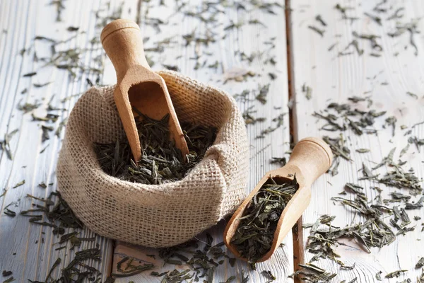 Çay yaprakları ahşap masa üzerinde kurutulmuş