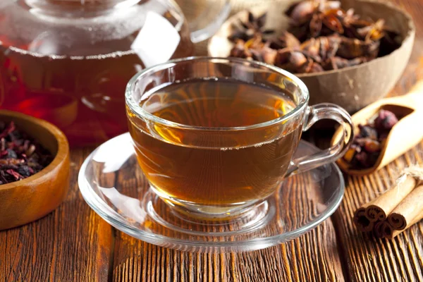 什锦的茶树叶，喝杯茶，木头上的茶壶 — 图库照片