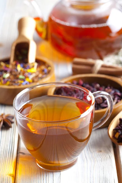 Fincan çay, çaydanlık ve çeşitli çay karışımı ahşap tabl bırakır