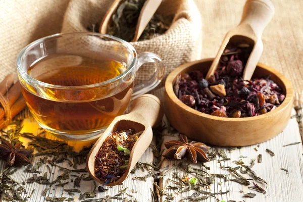 Fincan çay ve çeşitli çay yaprakları karışımı 