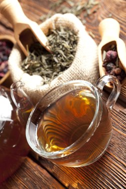 Keten çanta ve çay çay yaprakları 