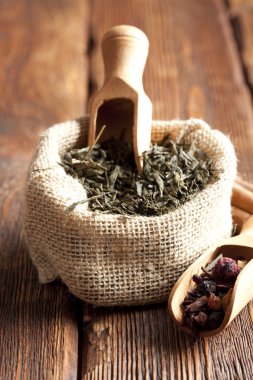 Çay jüt çuval içinde tahta masada bırakır.