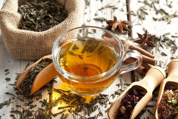 Çay ve çeşitli çay karışımı ahşap masada bırakır