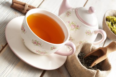 Tahta masada çay ve çaydanlık.