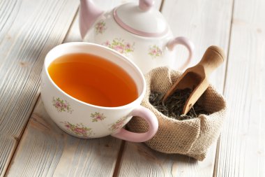 Fincan çay ve çaydanlık ve kurutulmuş yaprakları çay