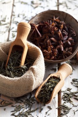 Jüt çanta ve anason çay yaprakları kurutulur
