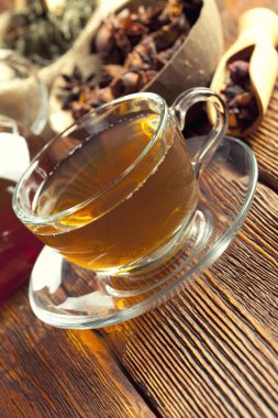 Çeşitli çay yaprakları, fincan çay ve çaydanlık ahşap üzerine